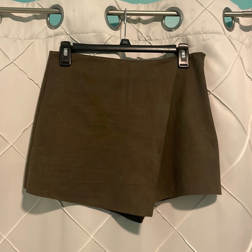 Dress Forum Green-Brown Shorts (Size S)